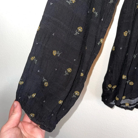 Maurices Black & Yellow Ditsy Floral Print Lace Popover Blouse Medium Women’s - Picture 4 of 12